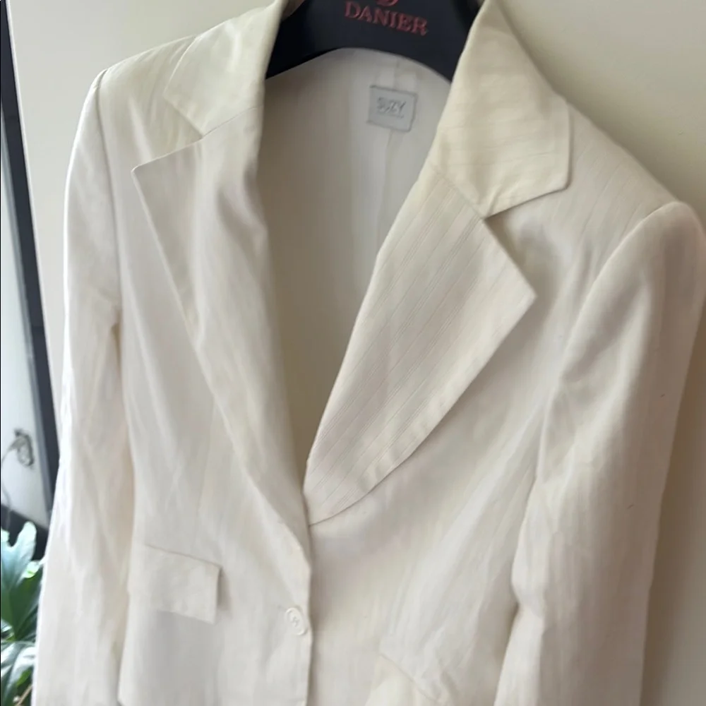 Suzy Shier White Blazer for Women - Picture 2 of 3